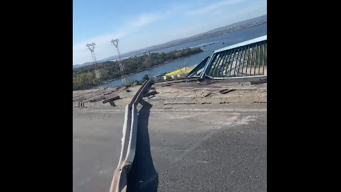 Почистват Аспарухов мост след инцидента, заваряват скъсаната мантинела